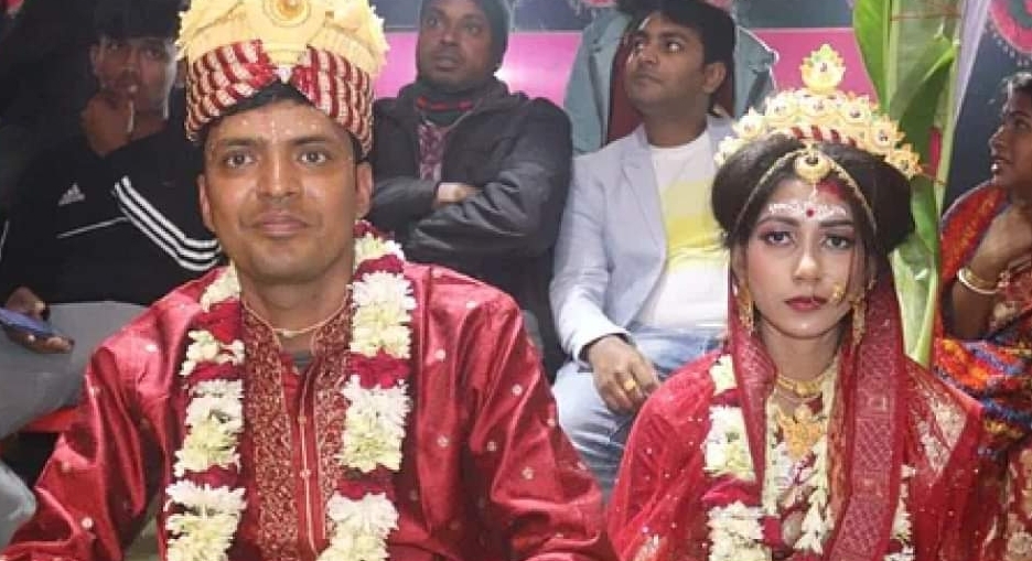 বউভাতে খরচ বাঁচিয়ে বই বিলাচ্ছেন এই নবদম্পতি
