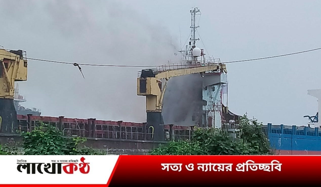 বার আউলিয়া এম.এ শিপব্রেকিং ইয়ার্ডে স্ক্র্যাপ জাহাজে ভয়াবহ আগুন