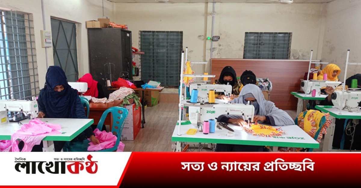 কুষ্টিয়ায় শিশুদের পোশাক তৈরি করে স্বাবলম্বী হচ্ছে নারীরাও