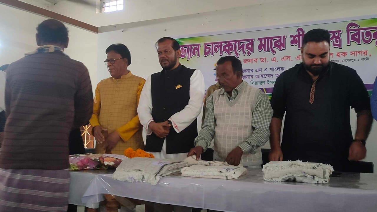 গাংনীতে ভ্যান চালকদের মধ্যে শীতবস্ত্র চাদর বিতরণ