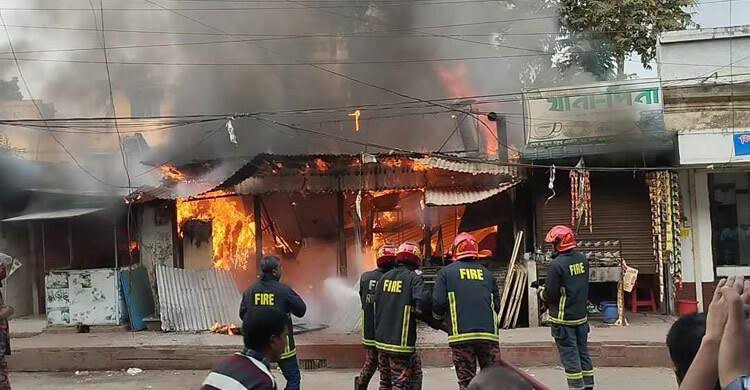 কুষ্টিয়ায় আগুনে পুড়লো রেস্তোরাঁ’সহ জুস ওয়ার্ল্ড ও খানাপিনা নামের আরও দুটি দোকান