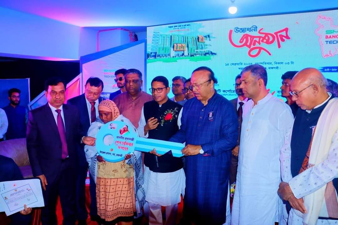 সাহসী নারী রিক্সাচালক টুলীকে প্রধানমন্ত্রীর ঘরের চাবি হস্তান্তর