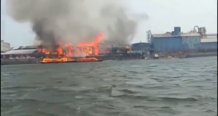 গজারিয়ায় ৩ ঘন্টায়ও নিয়ন্ত্রনে আসেনি সুপার বোর্ড কারখানার আগুন! আহত- ৫