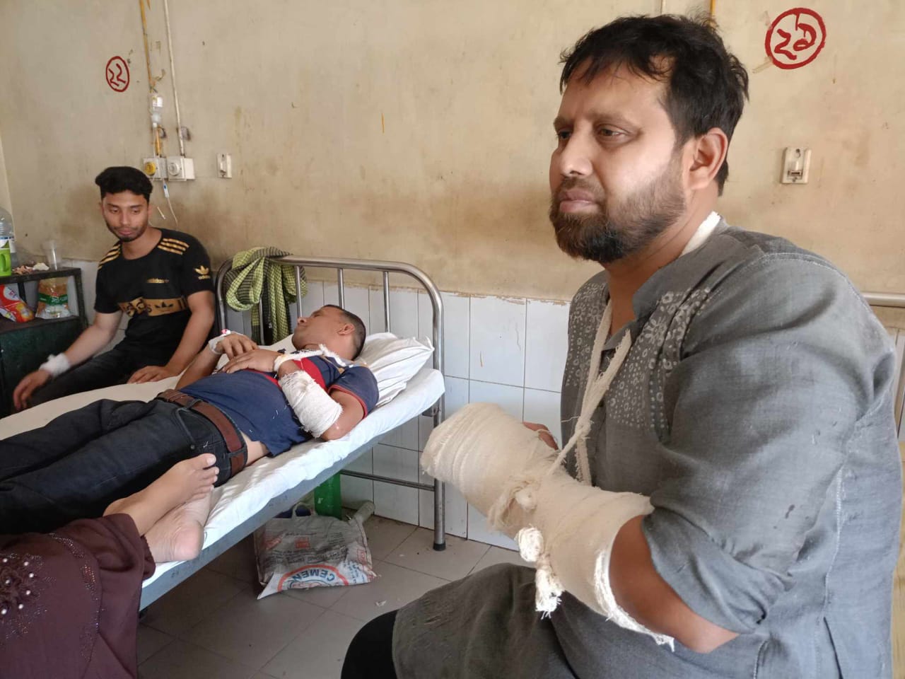 সিগারেট খেতে নিষেধ করায় শিক্ষককে ছুরিকাঘাত