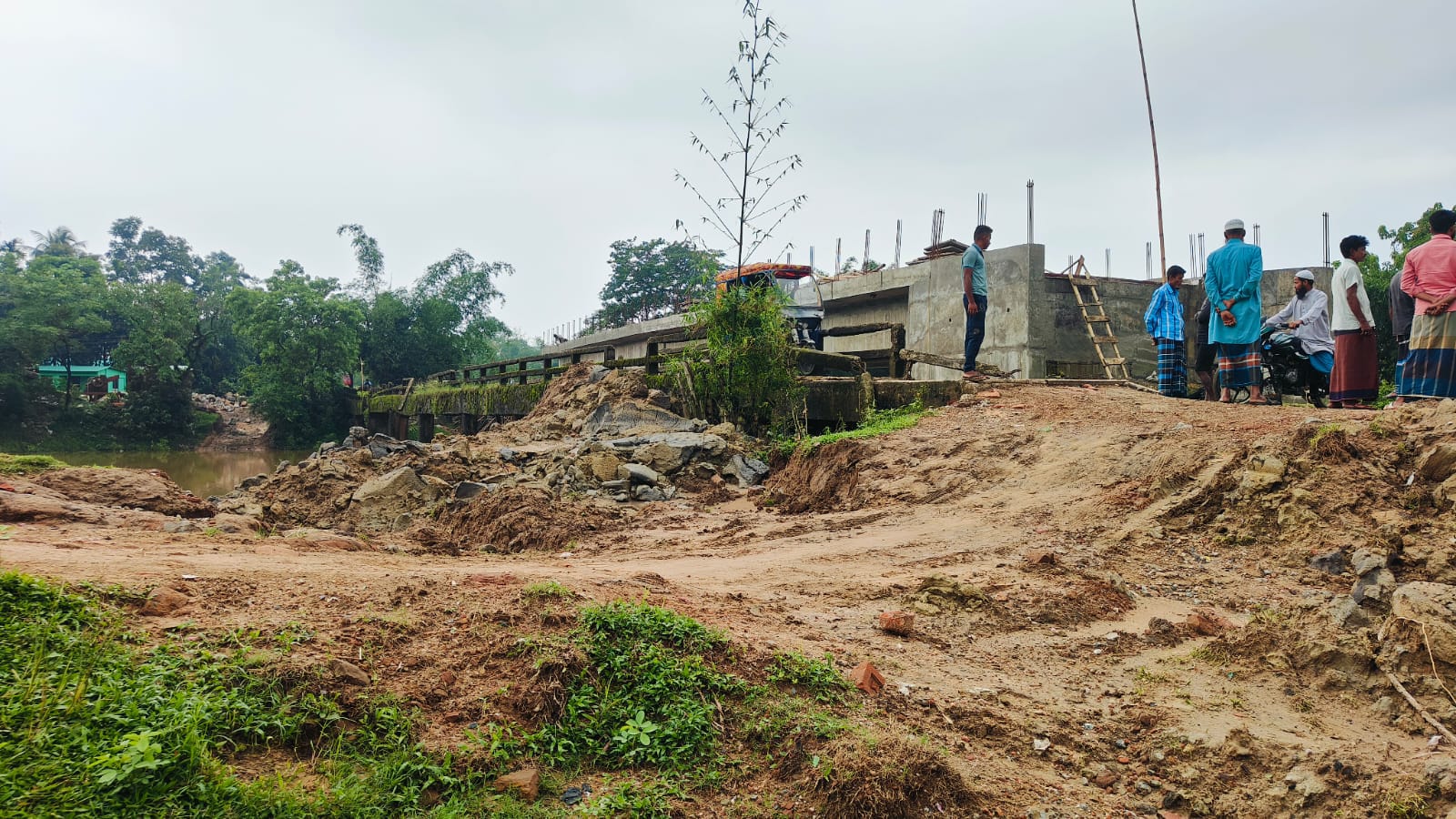 সিলেটের জৈন্তাপুরে নতুন ব্রীজের মাটি উত্তোলন করা নিয়ে দুই পক্ষের পাল্টা অভিযোগ