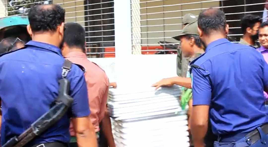 কুষ্টিয়া সদর ও খোকসা উপজেলা নির্বাচন: কেন্দ্রে কেন্দ্রে যাচ্ছে ভোটের সরঞ্জাম