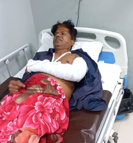 দুস্কৃতিকারীদের হামলায় গুরুতর আহত গণমাধ্যমকর্মীর মামলা নিচ্ছে না পুলিশ