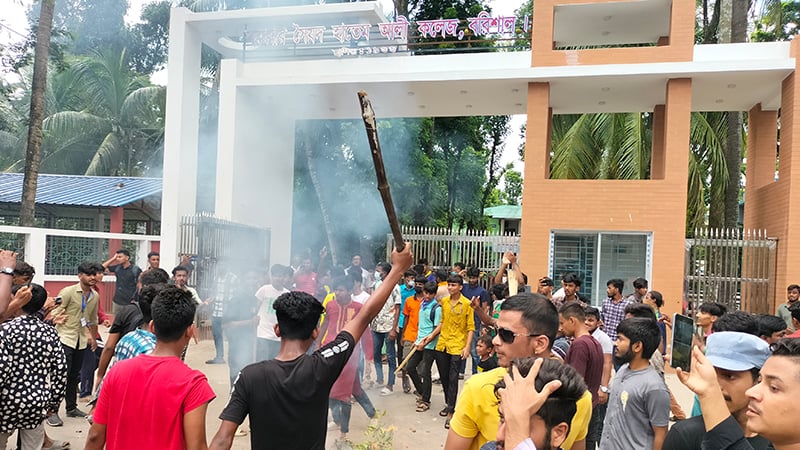 সংঘর্ষে রণক্ষেত্র বরিশাল, আহত ২২