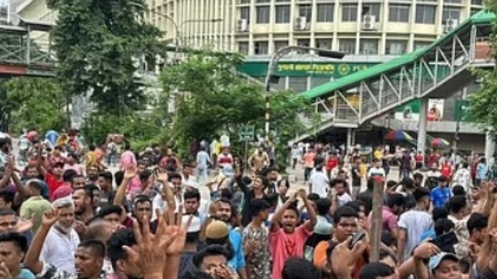 শাহবাগে ছাত্র-জনতার অবস্থান, ঢাকামুখী বিপুল মানুষ!