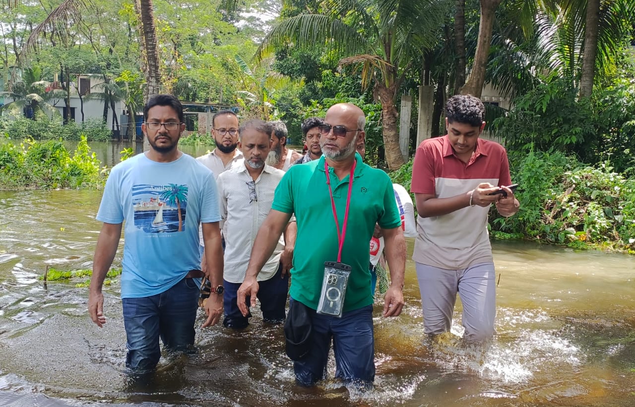 রামগঞ্জে বন্যাদুর্গত মানুষের পাশে রামগঞ্জ এসএসসি -এইচএসসি ৯৫’৯৭ ব্যাচ