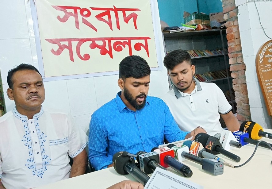নওগাঁর পত্নীতলায় এক আম চাষির আট শত আমগাছ কেটে ফেলার অভিযোগ
