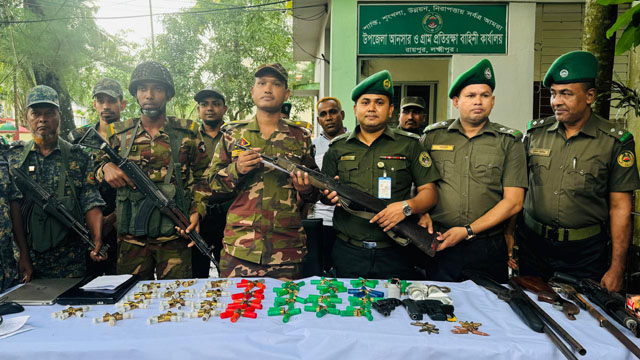 রায়পুরে লুট হওয়া ৯টি অস্ত্রসহ ৮১ রাউন্ড গুলি উদ্ধার