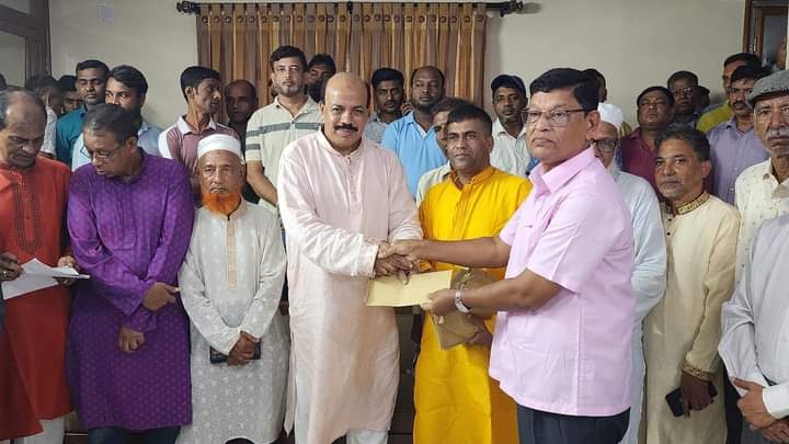 সীতাকুণ্ডে ৬৭টি পূজা মন্ডপে আসলাম চৌধুরীর আর্থিক সহায়তা প্রদান