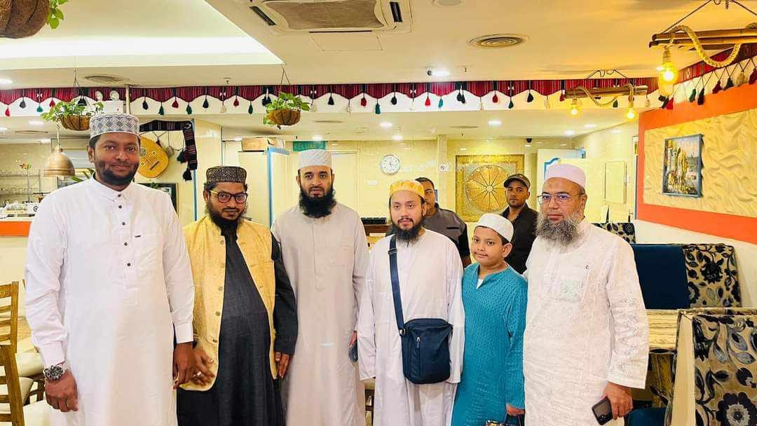মালয়েশিয়ার ছারছীনা দরবারের গদ্দীনশীন পীর সাহেব এর সাথে ড. মিজানুর রহমান আজহারির সাক্ষাত