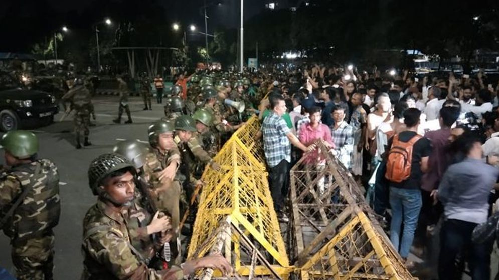 বঙ্গভবনে সামনে দুই শিক্ষার্থী গুলিবিদ্ধ