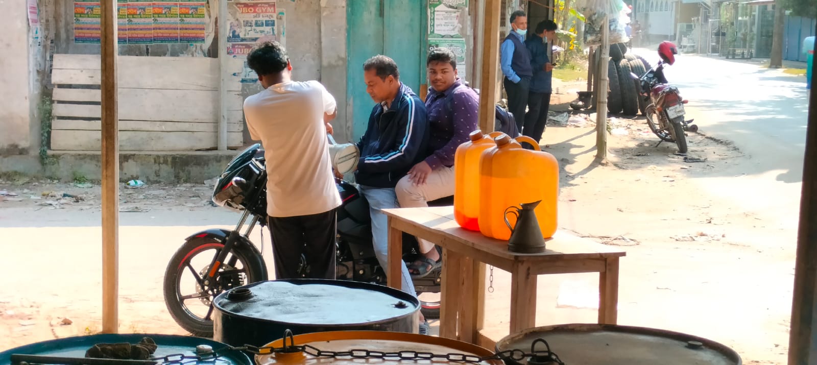 দুর্গাপুরে নিয়ম-নীতির তোয়াক্কা না করে প্রশাসনের নাকের ডগায় চলছে অবৈধ জ্বালানি তেলের ব্যবসা