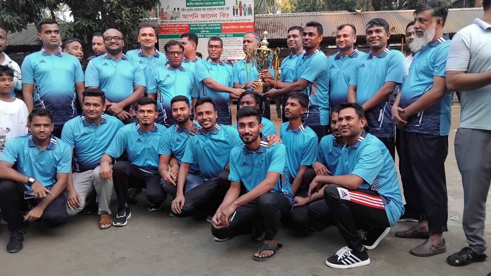 মুন্সিগঞ্জে বিচারকদের সাথে আইনজীবীদের প্রীতি ক্রিকেট ম্যাচ অনুষ্ঠিত, চ্যাম্পিয়ন বিচারক দল
