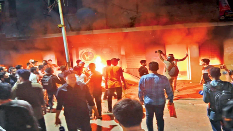 ছাত্র-জনতার ব্যানারে মিছিল থেকে জাপার কেন্দ্রীয় কার্যালয়ে হামলা