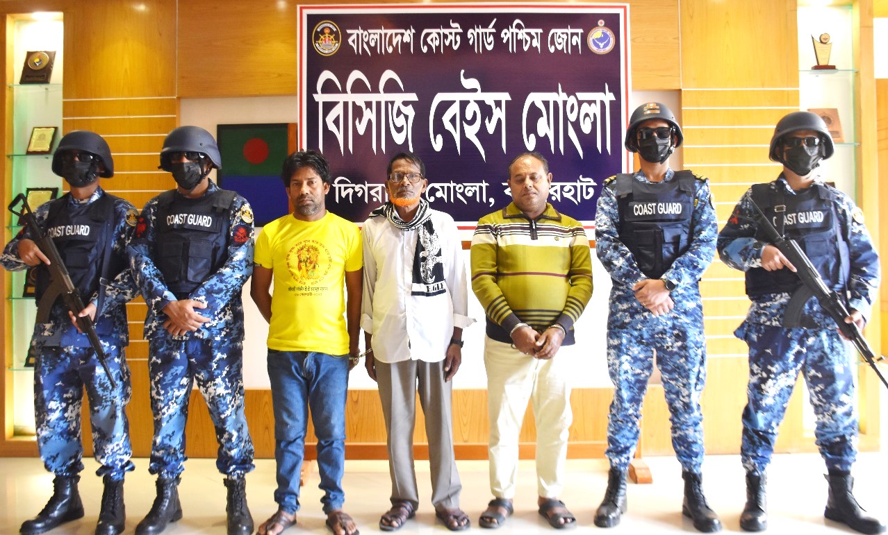 বরগুনার পাথরঘাটায় রাতভর অভিযানে ৪ জনকে আটক করেছে কোস্ট গার্ড