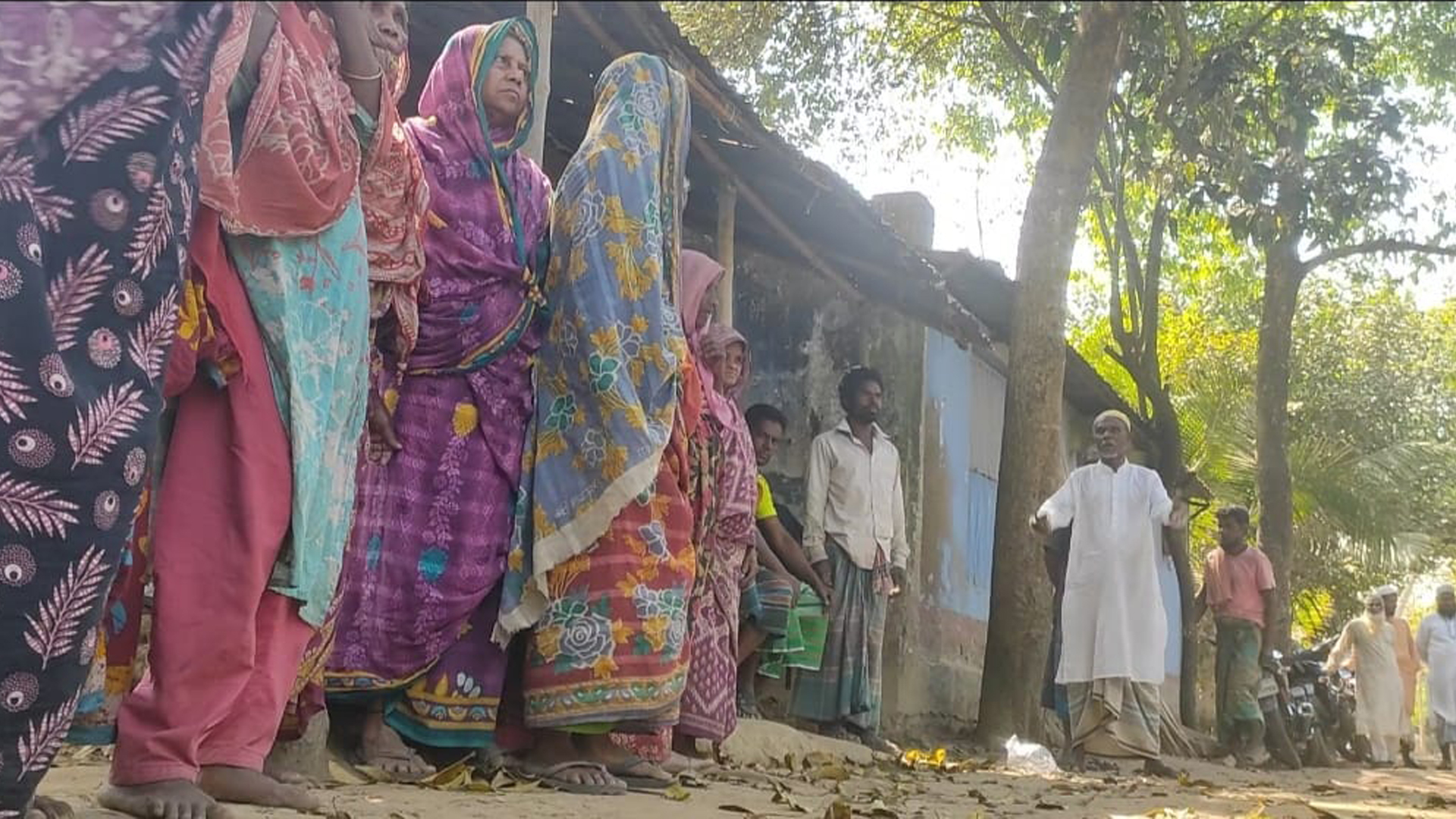 শেরপুরের বাজিতখিলায় বিজিএফের চাল বিতরণে নানা অনিয়মের অভিযোগ 