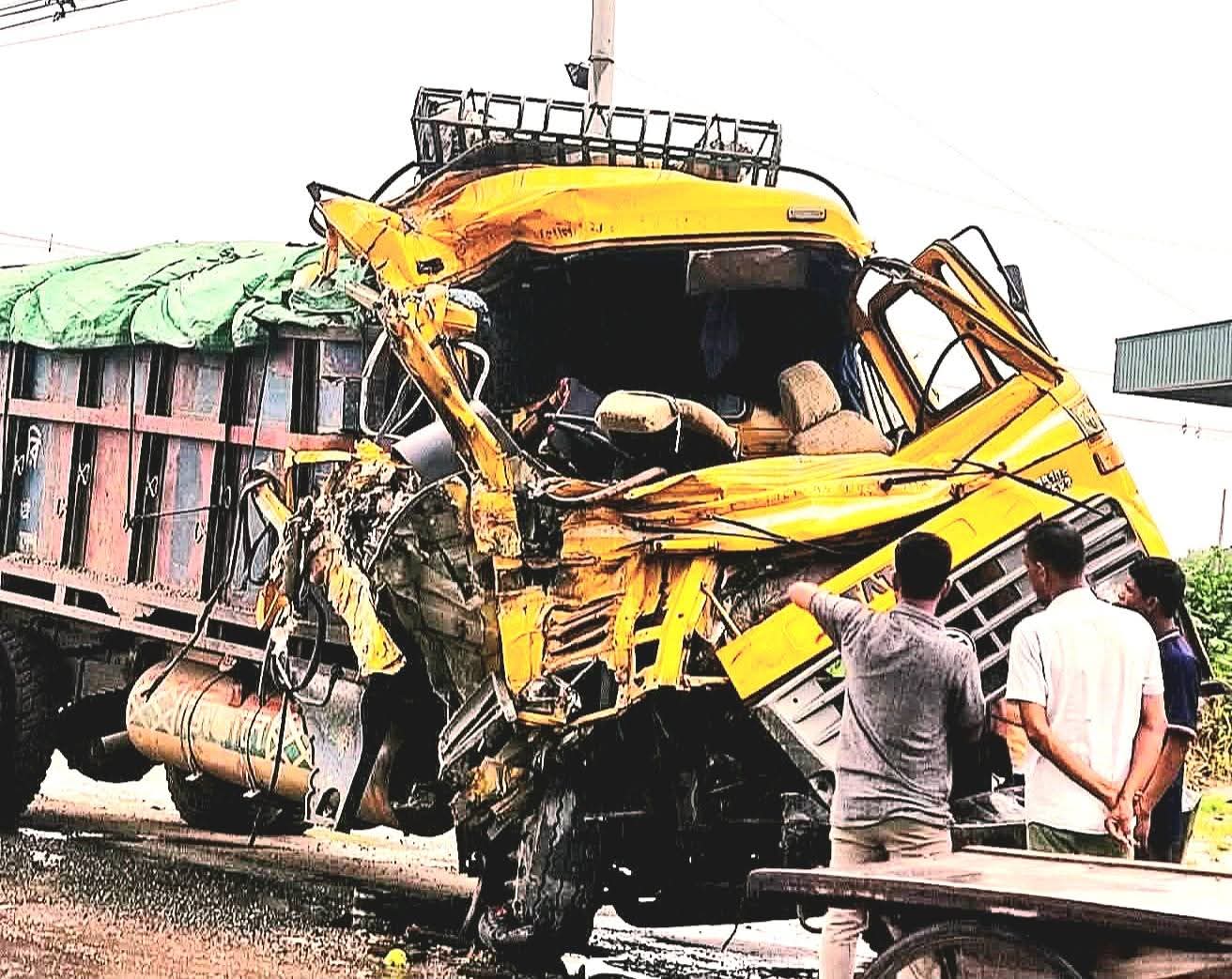 পাবনায় বাস-ট্রাক মুখোমুখি সংঘর্ষে চালক নিহত, গুরুতর আহত দুইজন