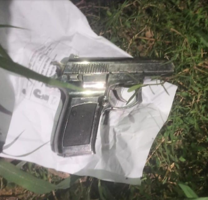 বন্দুক ঠেকিয়ে এক এনজিও নারী কর্মীর কাছ থেকে টাকা ছিনতায়