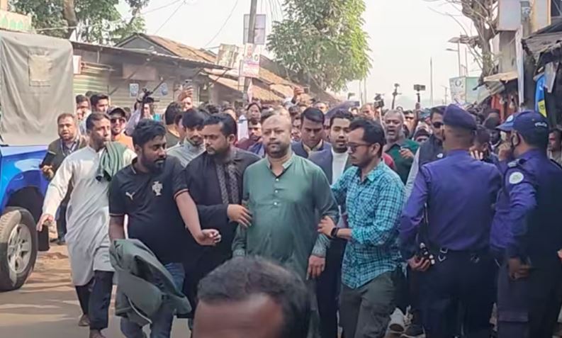 ‘ভুয়া ভুয়া’ স্লোগানে উত্তাল এলাকা, তোপের মুখে স্থান ত্যাগ করলেন ব্যারিস্টার ফুয়াদ