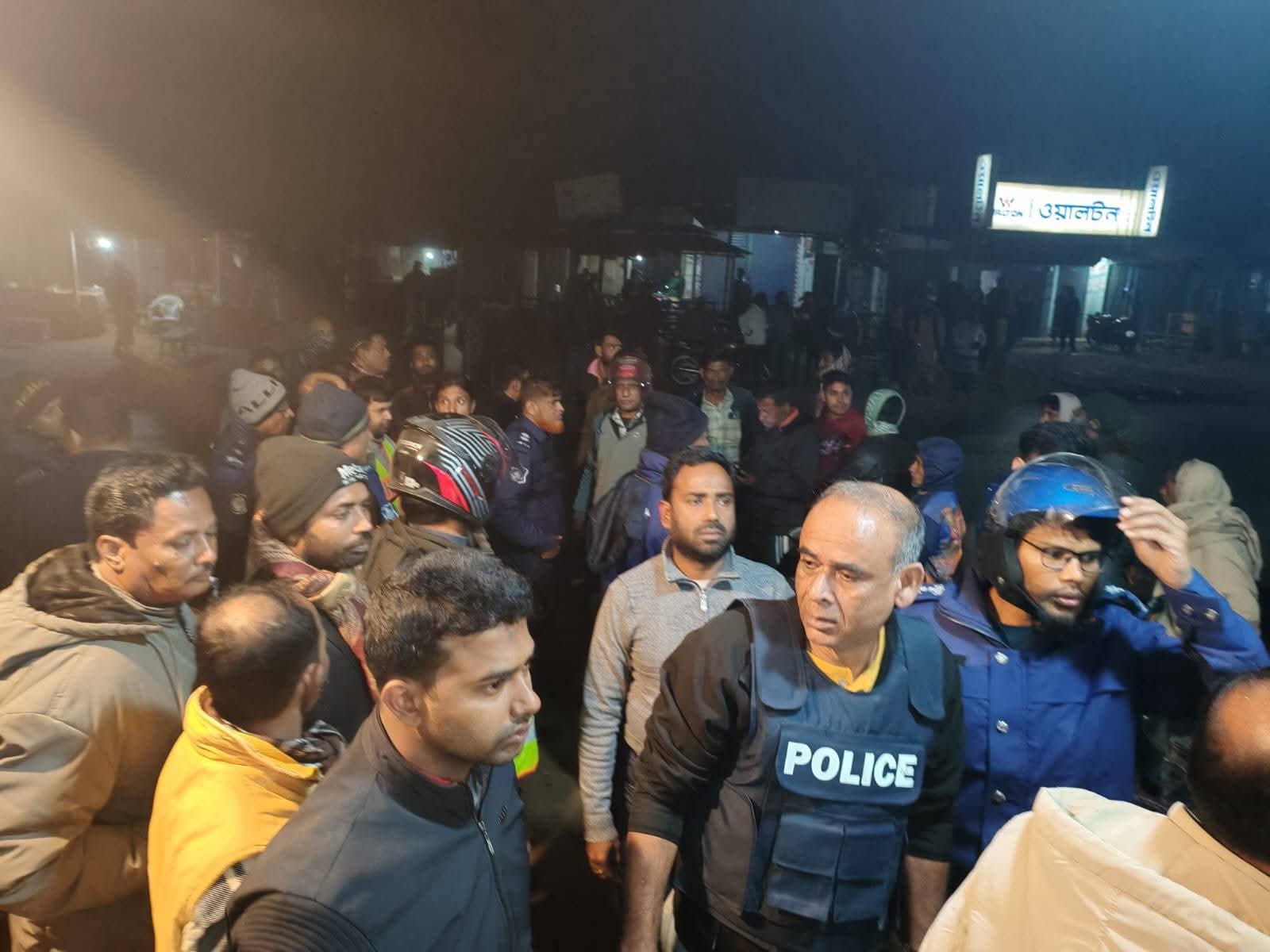 গোবিন্দগঞ্জে আওয়াম লীগের নেতাকর্মীদের হামলায় ৪ পুলিশ আহত