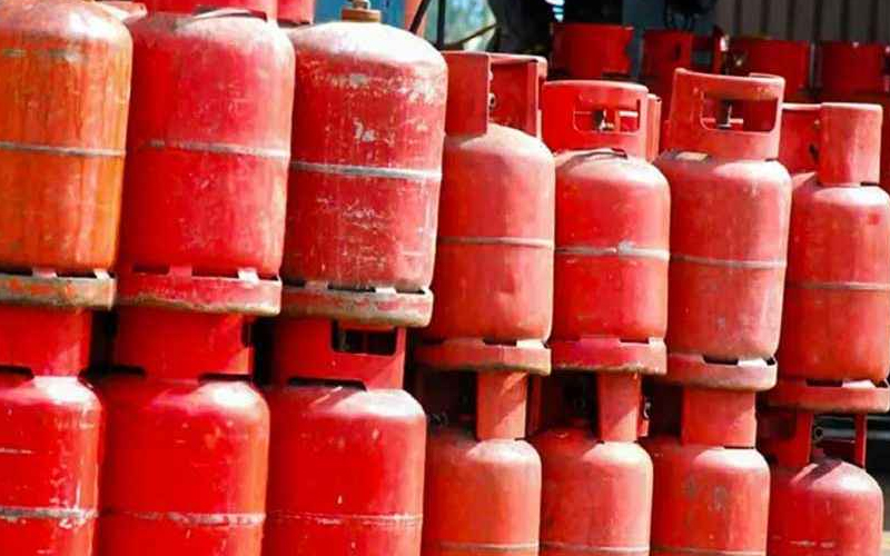 বিক্রেতাদের হাত ঘুরলেই বাড়ছে এলপি গ্যাসের দাম!