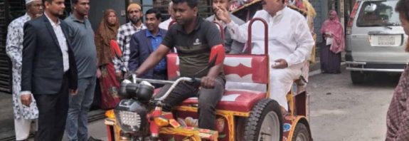 প্রটোকল ছাড়া সেই পুরোনো রিকশায় ঘুরছেন ভূমিমন্ত্রী