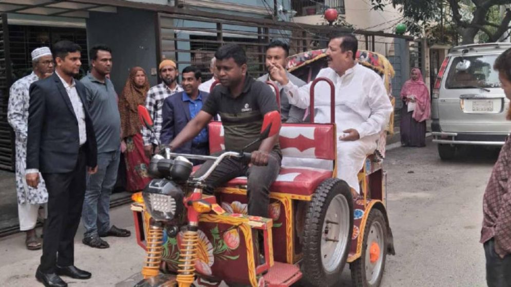 প্রটোকল ছাড়া সেই পুরোনো রিকশায় ঘুরছেন ভূমিমন্ত্রী