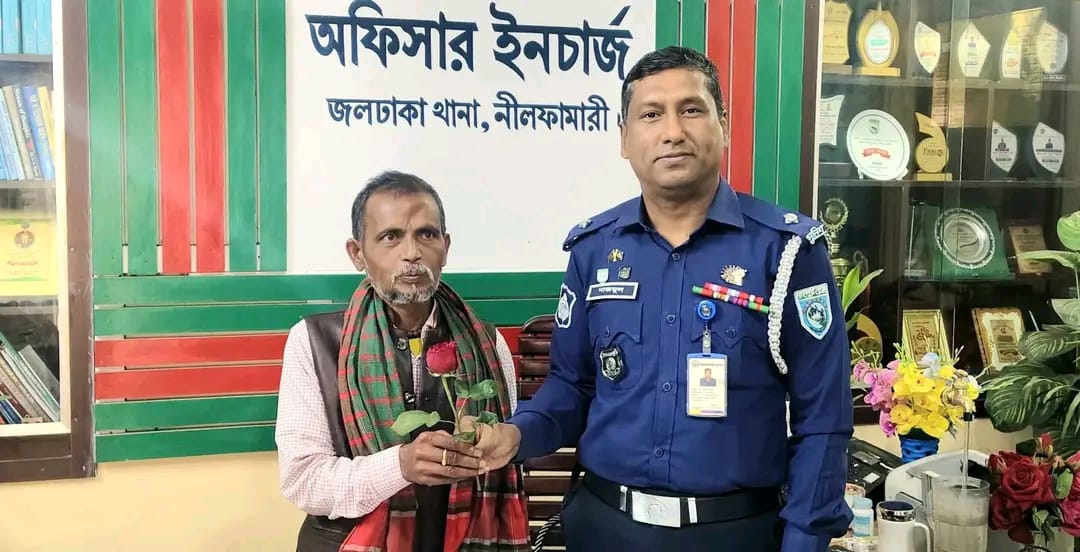 “হাতকড়া নয়, লাল গোলাপ: বদলের বার্তা জলঢাকায়”
