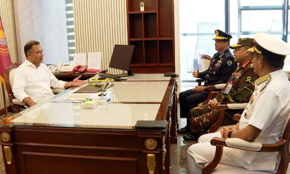 সচিবালয়ে প্রধানমন্ত্রীর সঙ্গে তিন বাহিনীর প্রধানদের সাক্ষাৎ