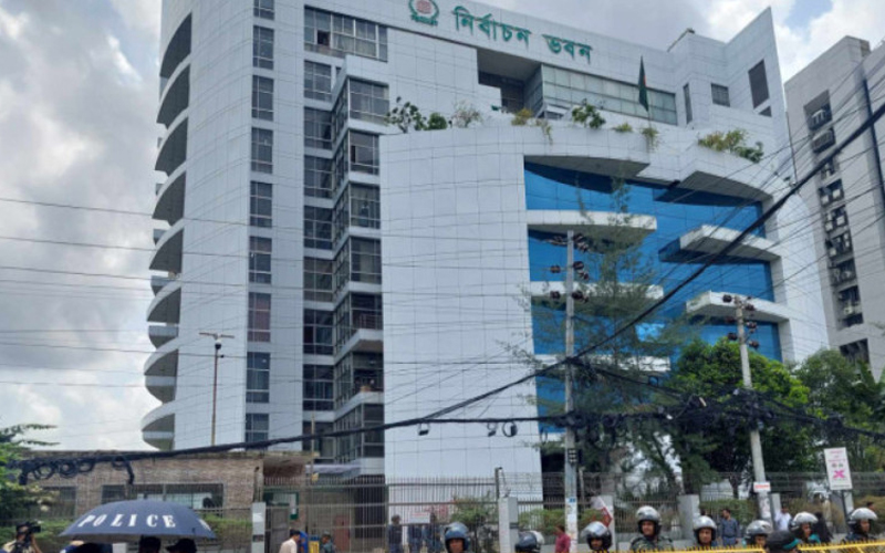 ভোটকেন্দ্রে মোবাইল নিতে পারবেন না ভোটাররা