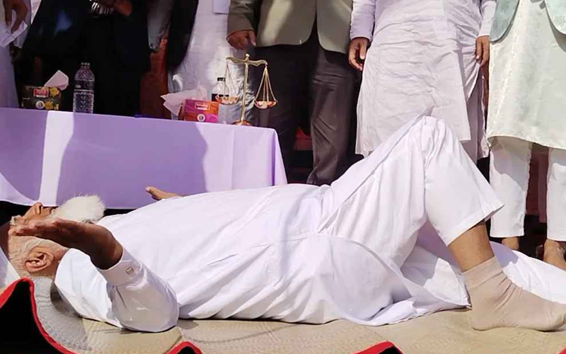 শীতল পাটি উপহার পেয়ে মঞ্চেই শুয়ে পড়লেন ডা. শফিকুর রহমান