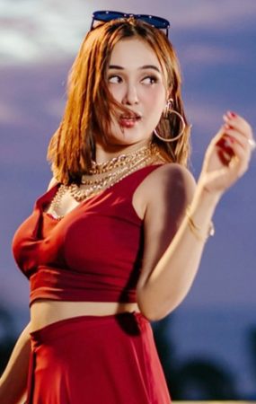 ৬০ বছরেও ‘কিশোরী’ থাকতে চান চমক