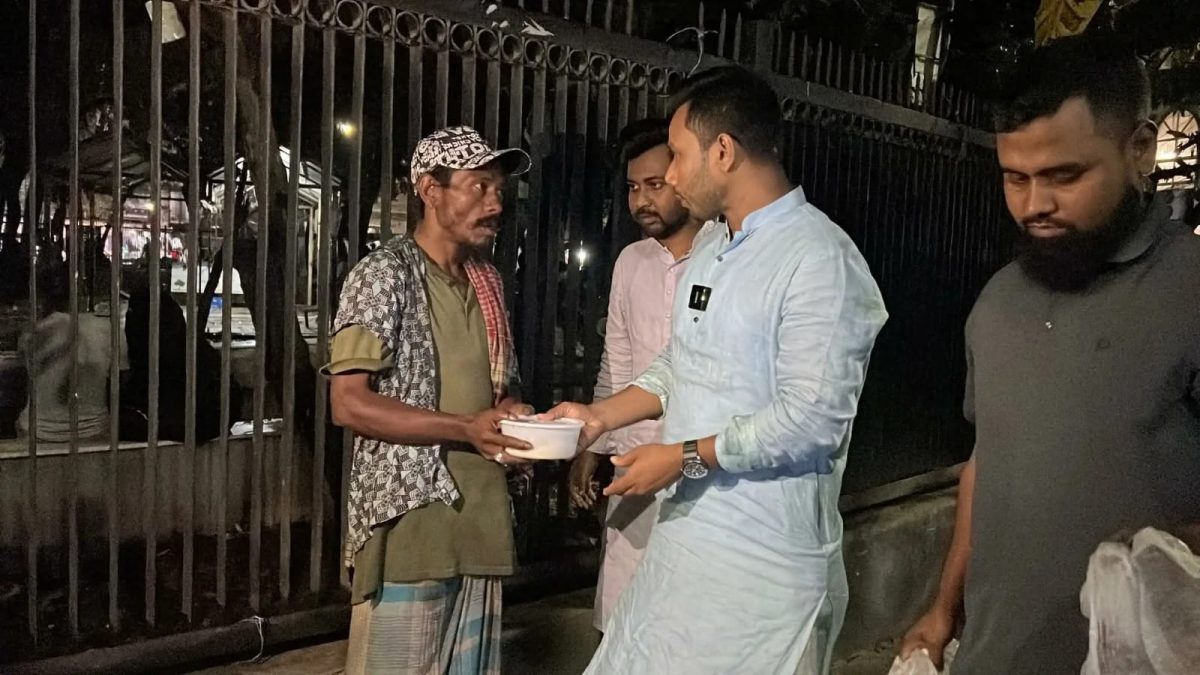 জবি ছাত্রদল নেতা শাহরিয়ারের উদ্যোগে ১০০ অসহায় মানুষের মাঝে সেহরি বিতরণ