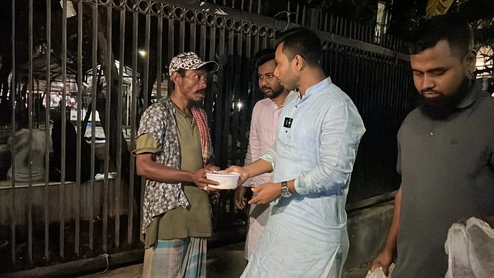 জবি ছাত্রদল নেতা শাহরিয়ারের উদ্যোগে ১০০ অসহায় মানুষের মাঝে সেহরি বিতরণ