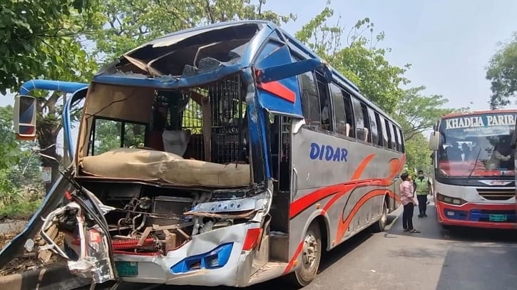 ফেনীতে ট্রাকের সঙ্গে ধাক্কায় যাত্রীবাহী বাস দুমড়ে-মুচড়ে, আহত-১৫