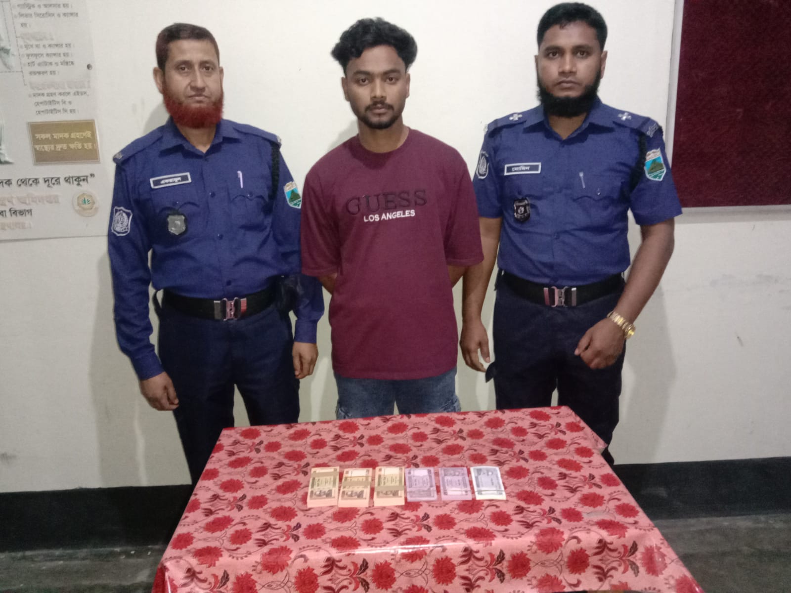 নওগাঁর সাপাহারে নাবালক দিয়ে স্বর্ণালংকার হাতিয়ে নেওয়ার অভিযোগে একজন গ্রেফতার