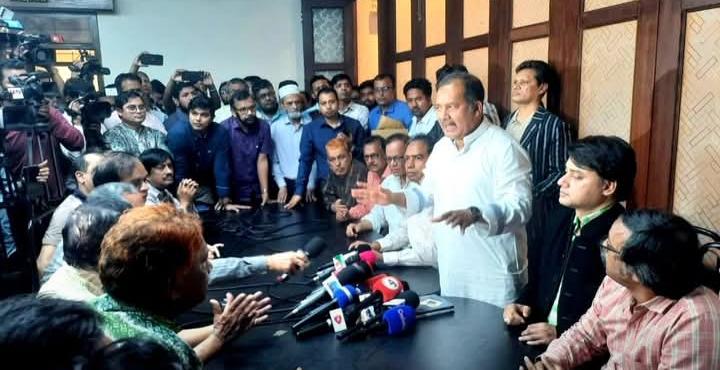 প্রেসক্লাব ও সাংবাদিক ইউনিয়ন জিম্মি মুক্ত করার দাবি চট্টগ্রামের সাংবাদিকদের : সমাধানের আশ্বাস তথ্যমন্ত্রী’র