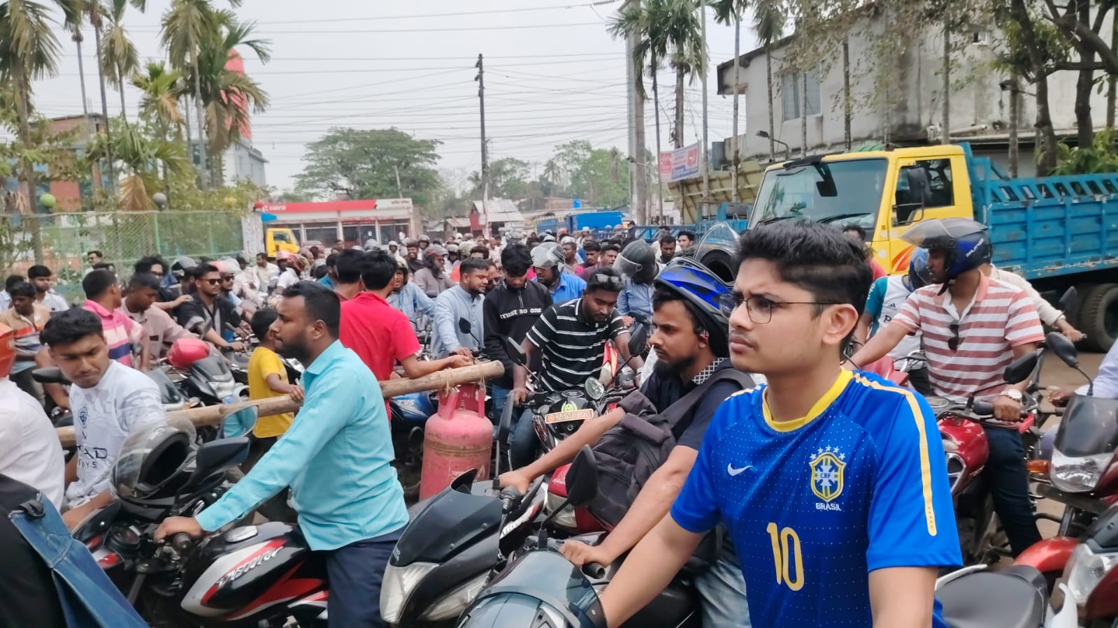 পটুয়াখালীতে জ্বালানি তেলের তীব্র সংকট, পাম্পগুলোতে মোটরসাইকেলের দীর্ঘ লাইন