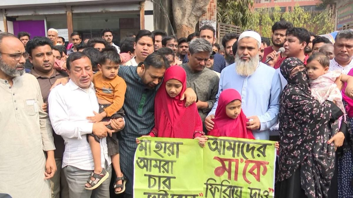 কুষ্টিয়ায় হত্যাকারীদের শাস্তির দাবিতে চার সন্তান নিয়ে রাস্তায় ইবি শিক্ষিকার স্বামী