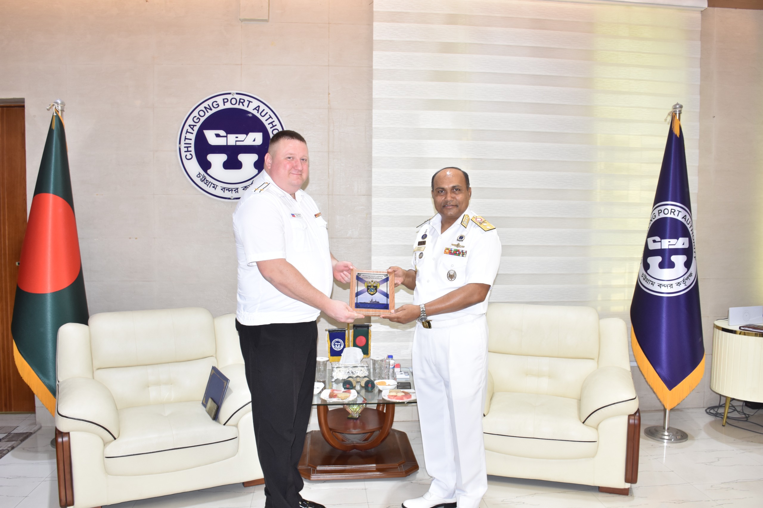 রাশিয়ান নেভী প্যাসিফিক ফ্লিট শীপ SOVERCHENNY এবং REZKIY এর অধিনায়কসহ অন্যান্য উর্ধ্বতন কর্মকর্তাগণের চট্টগ্রাম বন্দর পরিদর্শন