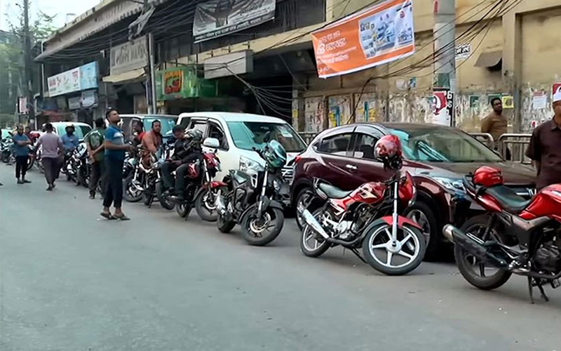 ঢাকার ফিলিং স্টেশনগুলোতে আজও জ্বালানি তেলের জন্য দীর্ঘ লাইন