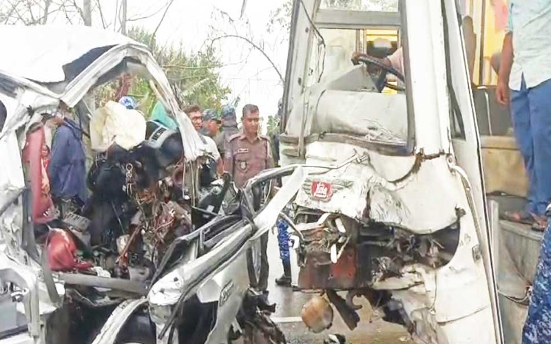 বাগেরহাটে বাস-মাইক্রোবাস সংঘর্ষে নিহত ১২