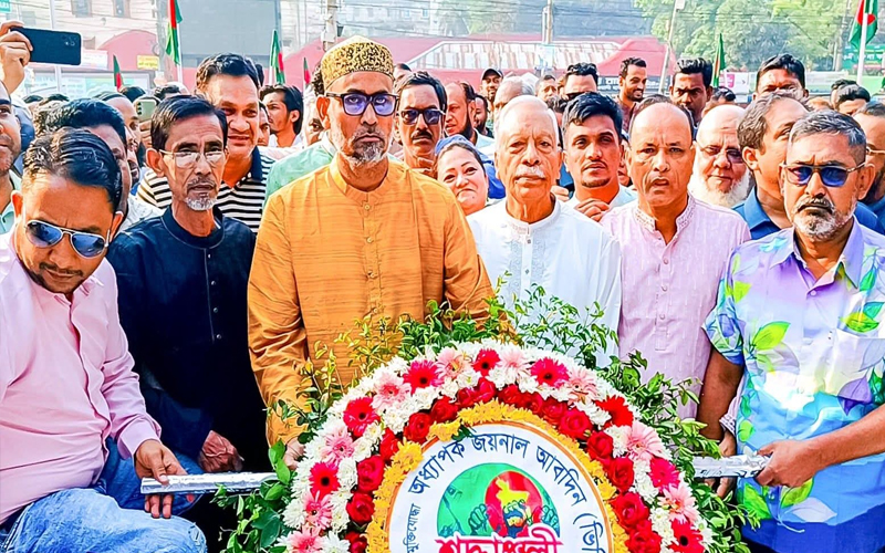ফেনীতে স্বাধীনতা দিবসে মুক্তিযুদ্ধ স্মৃতিস্তম্ভে সর্বস্তরের মানুষের শ্রদ্ধা