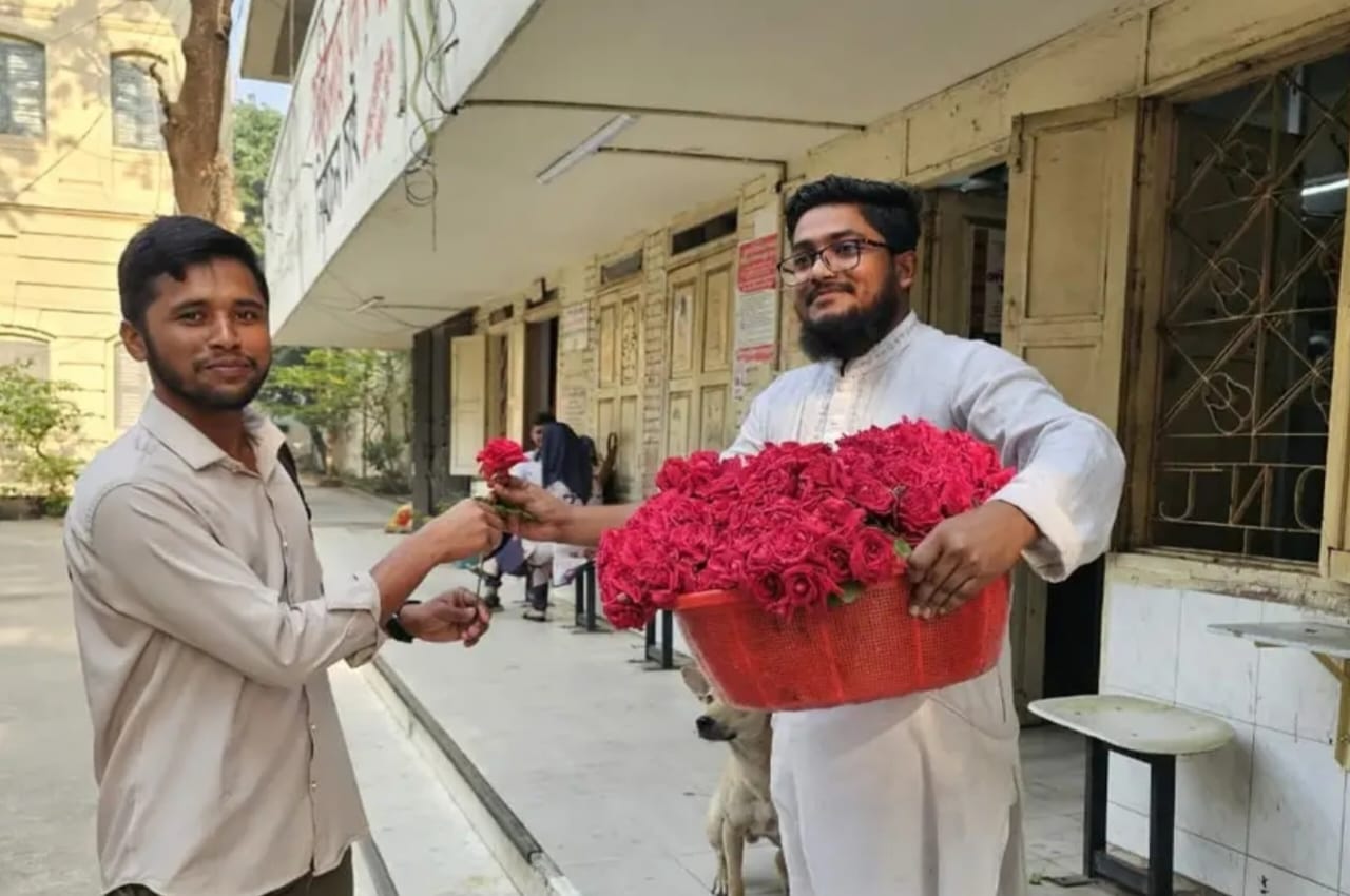 ঈদ-পরবর্তী ক্যাম্পাসে শিক্ষার্থীদের ফুল দিয়ে বরণ করলেন জকসু পরিবহন সম্পাদক মাহিদ হোসেন