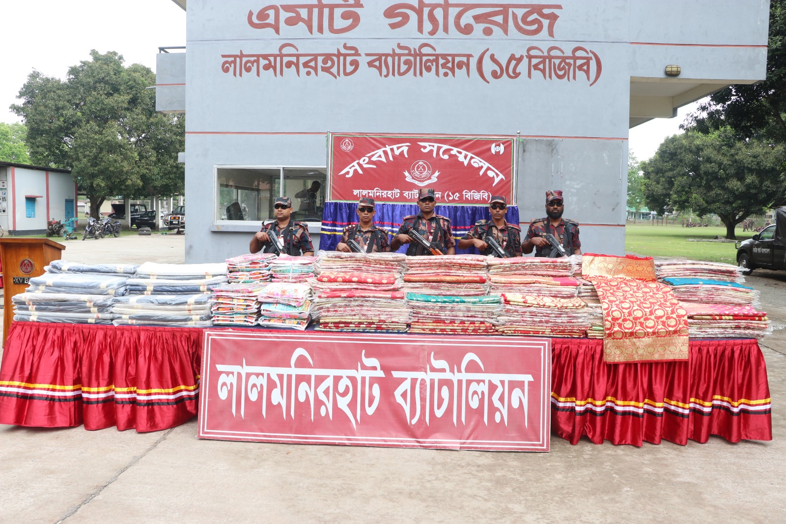 সীমান্তে বিজিবির তৎপরতা: চোরাকারবারীদের ফেলে যাওয়া বিপুল শাড়ি উদ্ধার