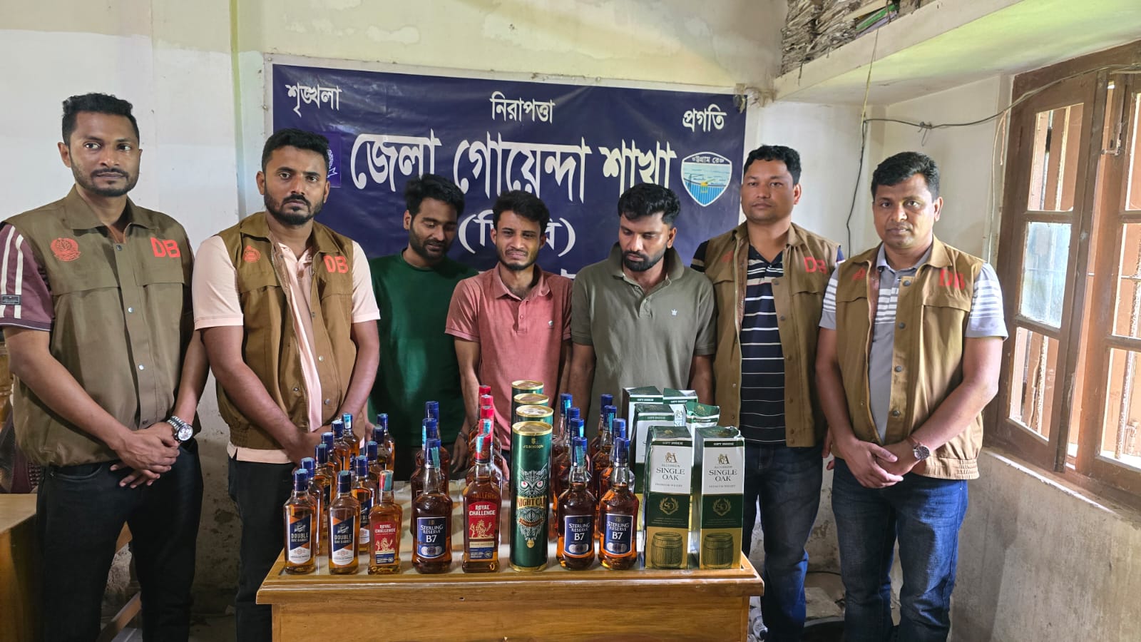 নোয়াখালীতে শয়ন কক্ষে থেকে ৩৯ বোতল বিদেশি মদসহ গ্রেপ্তার ৩